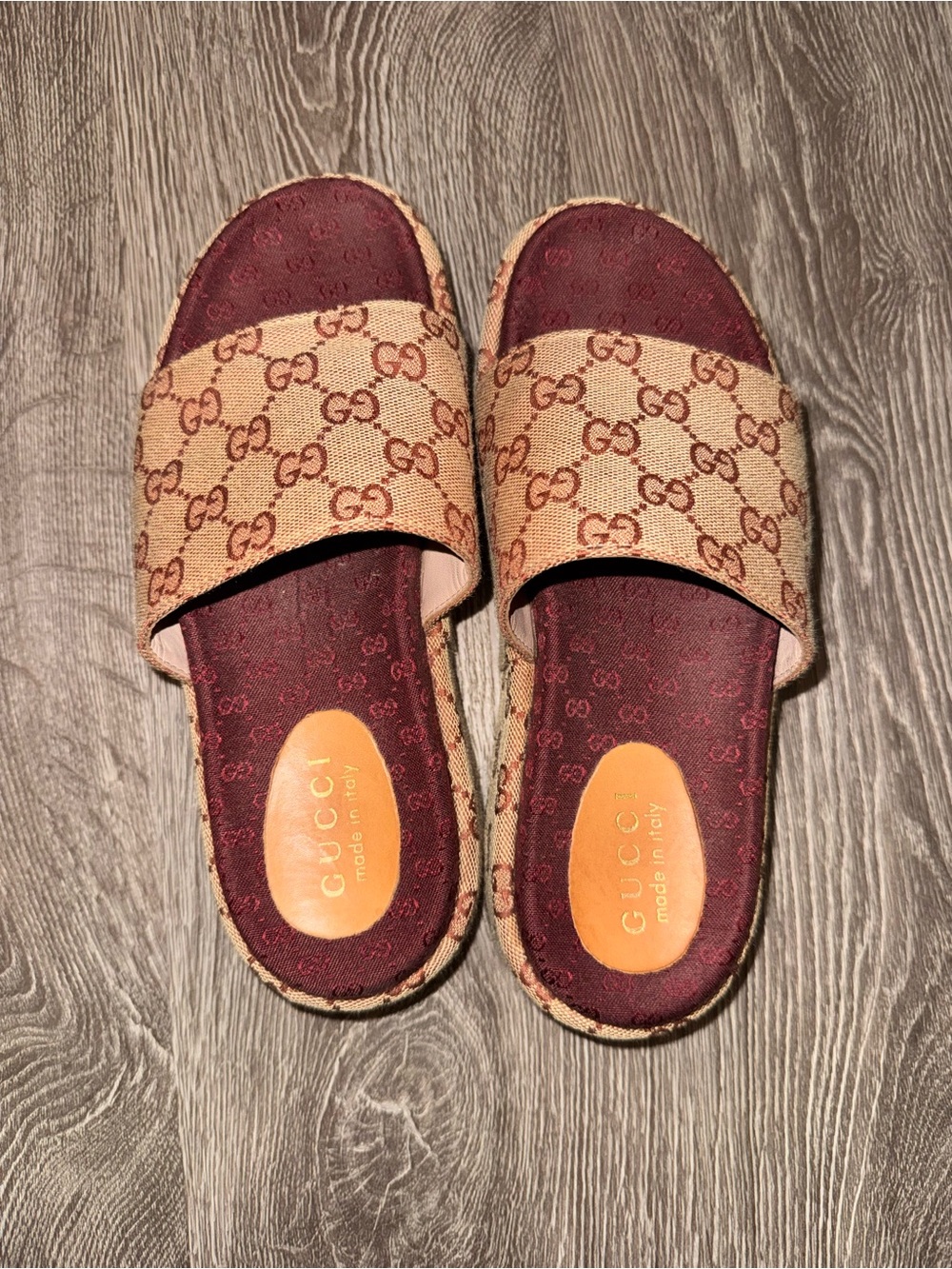 Gucci Beige GG Canvas Slide Sandals with Burgundy Footbed - Picture 1 of 2